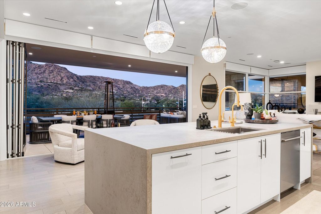 Image 12 of property listing at 5572 E STELLA Lane, Paradise Valley, AZ 85253