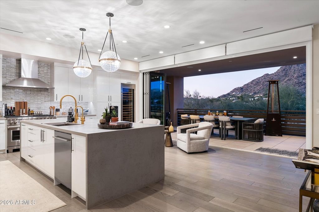 Image 17 of property listing at 5572 E STELLA Lane, Paradise Valley, AZ 85253