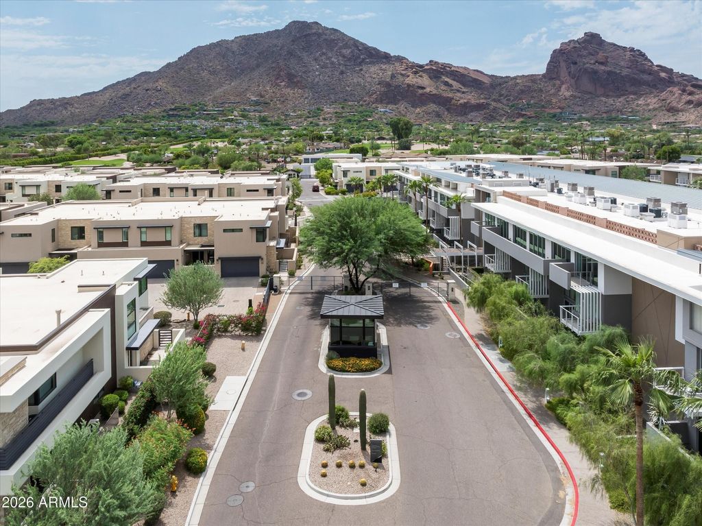 Image 38 of property listing at 5572 E STELLA Lane, Paradise Valley, AZ 85253