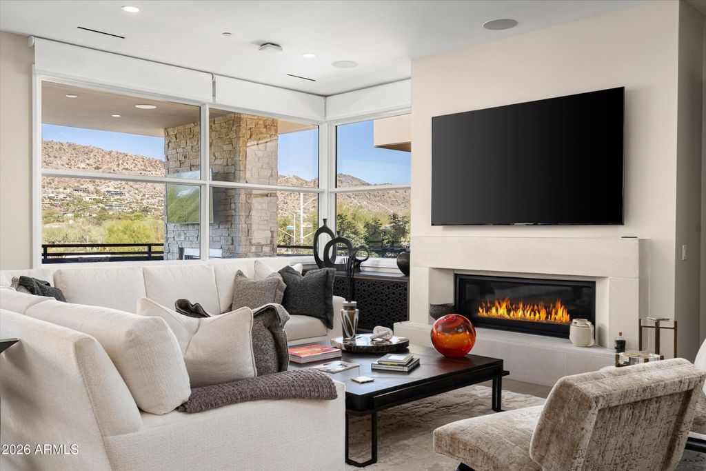 Image 7 of property listing at 5572 E STELLA Lane, Paradise Valley, AZ 85253