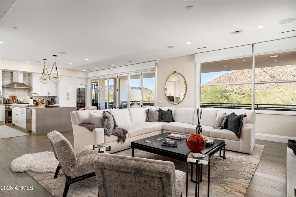 Image 9 of property listing at 5572 E STELLA Lane, Paradise Valley, AZ 85253