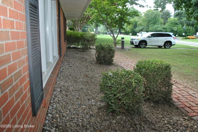 2706 Lime Kiln Ln, Louisville, KY 40222