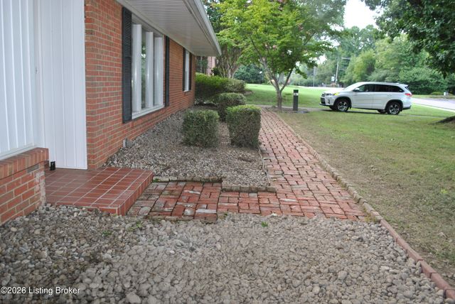 2706 Lime Kiln Ln, Louisville, KY 40222