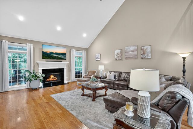 594 Waters Edge Dr, Estill Springs, TN 37330