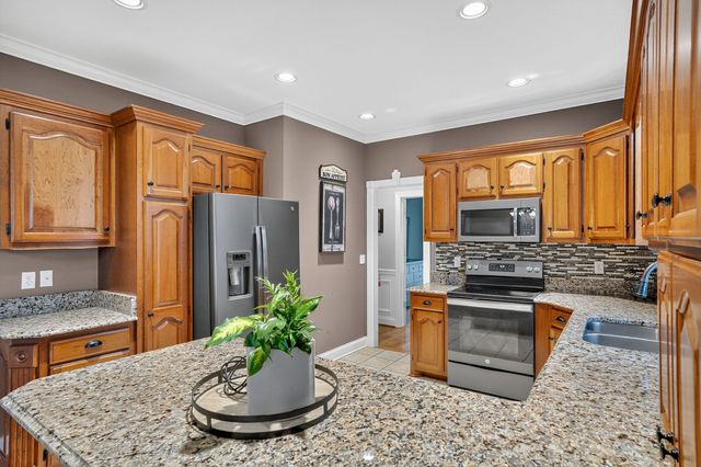 594 Waters Edge Dr, Estill Springs, TN 37330
