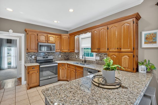 594 Waters Edge Dr, Estill Springs, TN 37330