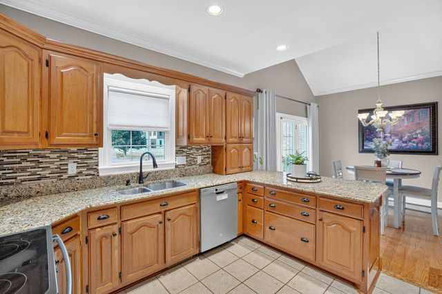 594 Waters Edge Dr, Estill Springs, TN 37330