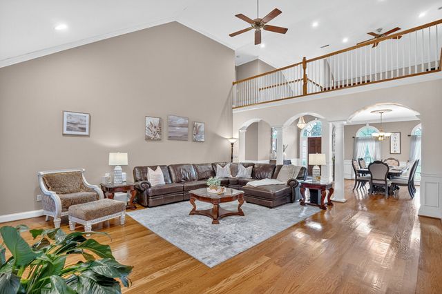 594 Waters Edge Dr, Estill Springs, TN 37330