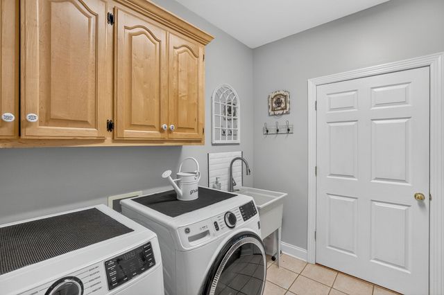 594 Waters Edge Dr, Estill Springs, TN 37330