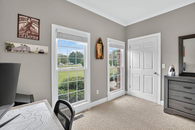 594 Waters Edge Dr, Estill Springs, TN 37330
