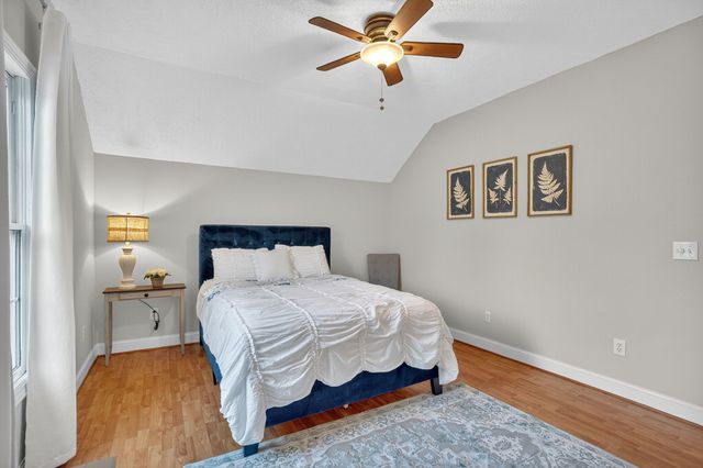 594 Waters Edge Dr, Estill Springs, TN 37330