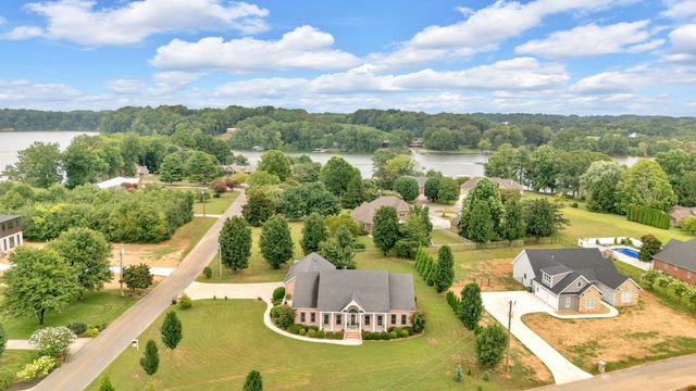 594 Waters Edge Dr, Estill Springs, TN 37330