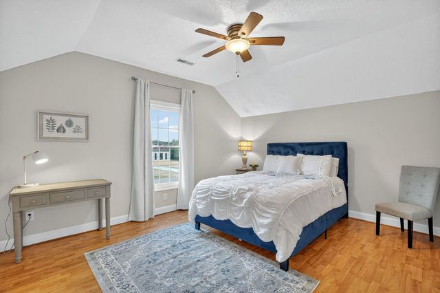 594 Waters Edge Dr, Estill Springs, TN 37330