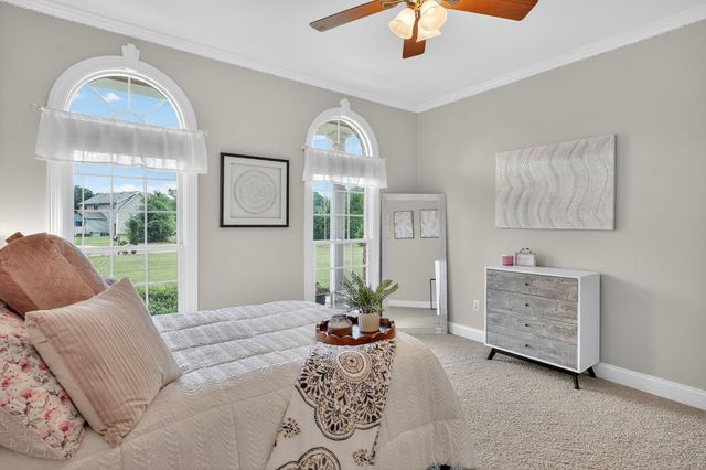 594 Waters Edge Dr, Estill Springs, TN 37330