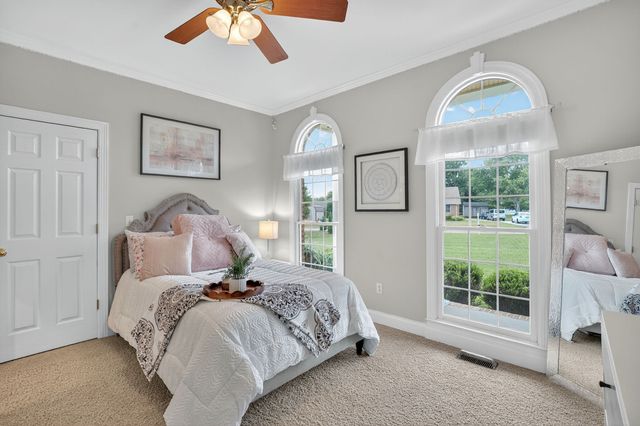 594 Waters Edge Dr, Estill Springs, TN 37330