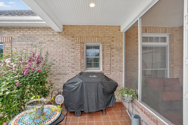 594 Waters Edge Dr, Estill Springs, TN 37330