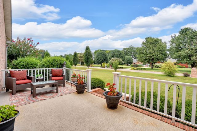594 Waters Edge Dr, Estill Springs, TN 37330