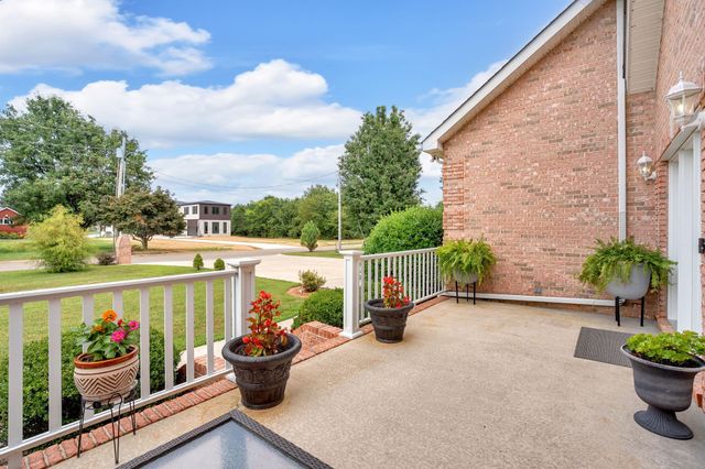 594 Waters Edge Dr, Estill Springs, TN 37330
