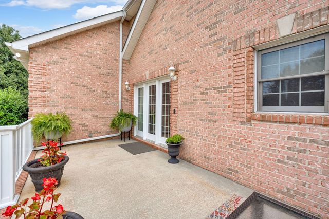 594 Waters Edge Dr, Estill Springs, TN 37330