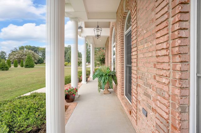 594 Waters Edge Dr, Estill Springs, TN 37330