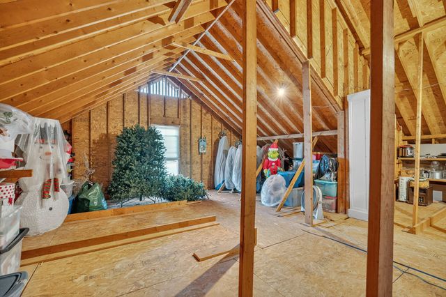 594 Waters Edge Dr, Estill Springs, TN 37330