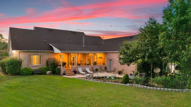 594 Waters Edge Dr, Estill Springs, TN 37330