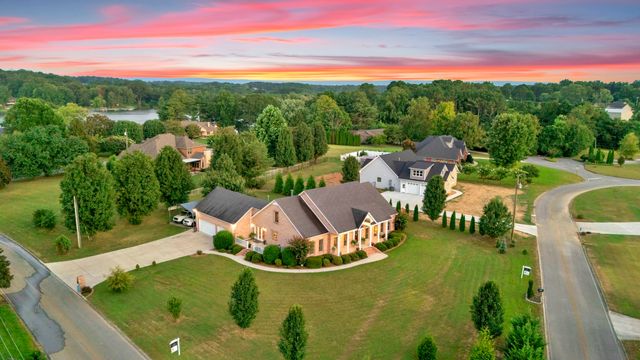 594 Waters Edge Dr, Estill Springs, TN 37330