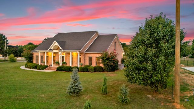 594 Waters Edge Dr, Estill Springs, TN 37330