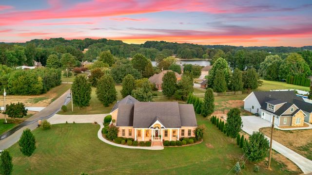 594 Waters Edge Dr, Estill Springs, TN 37330
