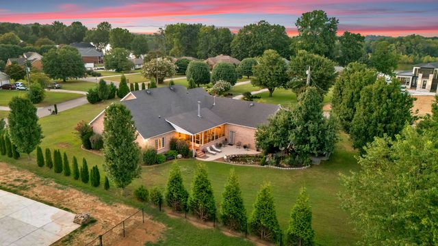 594 Waters Edge Dr, Estill Springs, TN 37330