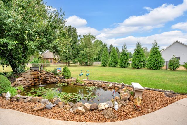 594 Waters Edge Dr, Estill Springs, TN 37330