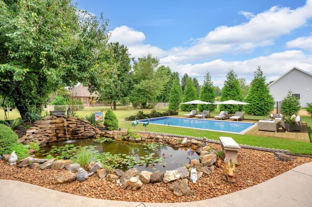594 Waters Edge Dr, Estill Springs, TN 37330