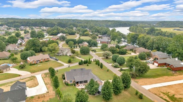 594 Waters Edge Dr, Estill Springs, TN 37330