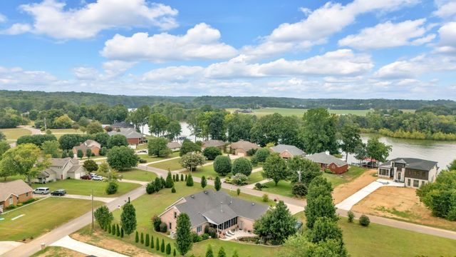 594 Waters Edge Dr, Estill Springs, TN 37330