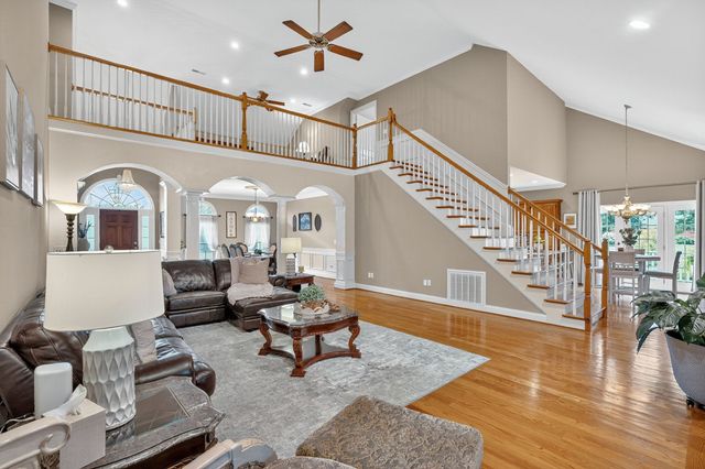 594 Waters Edge Dr, Estill Springs, TN 37330