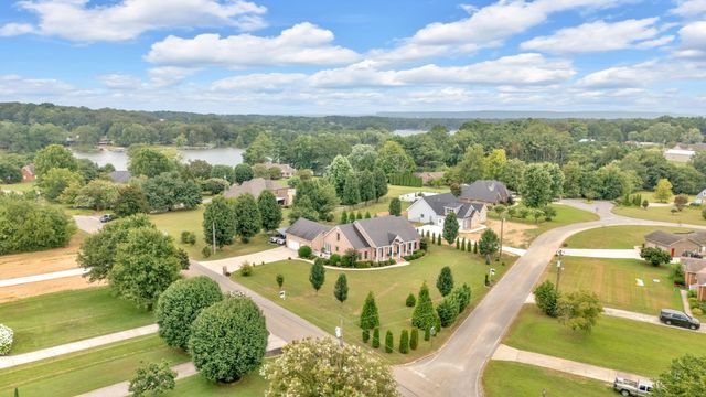 594 Waters Edge Dr, Estill Springs, TN 37330