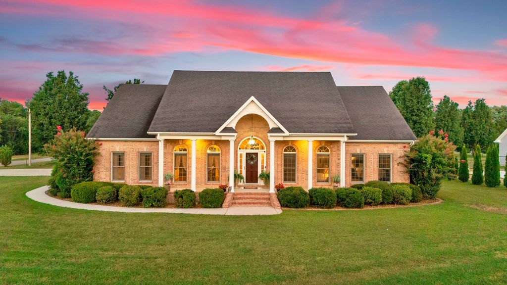 594 Waters Edge Dr, Estill Springs, TN 37330