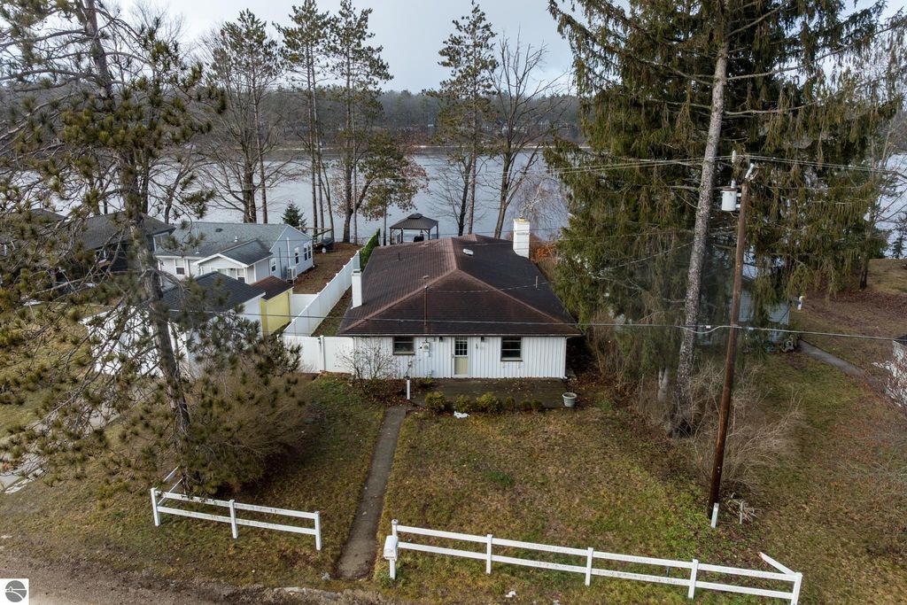 Image 1 of property listing at 11103 Birch Park Drive, Stanwood, MI 49346