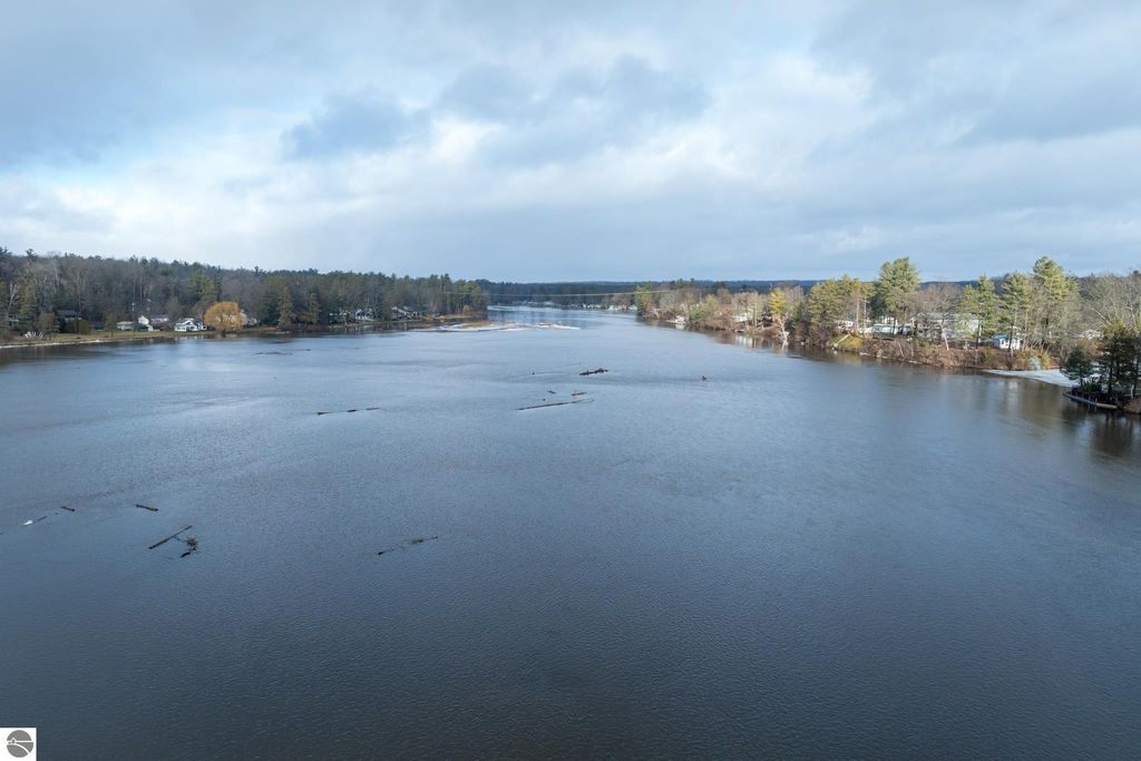 Image 11 of property listing at 11103 Birch Park Drive, Stanwood, MI 49346