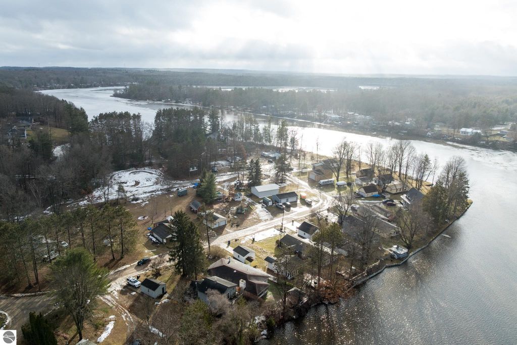 Image 14 of property listing at 11103 Birch Park Drive, Stanwood, MI 49346