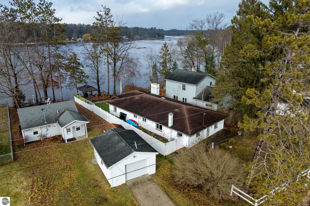 Image 16 of property listing at 11103 Birch Park Drive, Stanwood, MI 49346