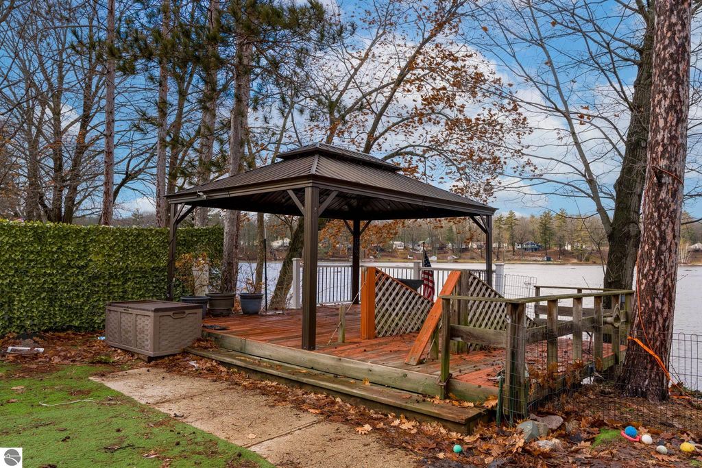 Image 7 of property listing at 11103 Birch Park Drive, Stanwood, MI 49346