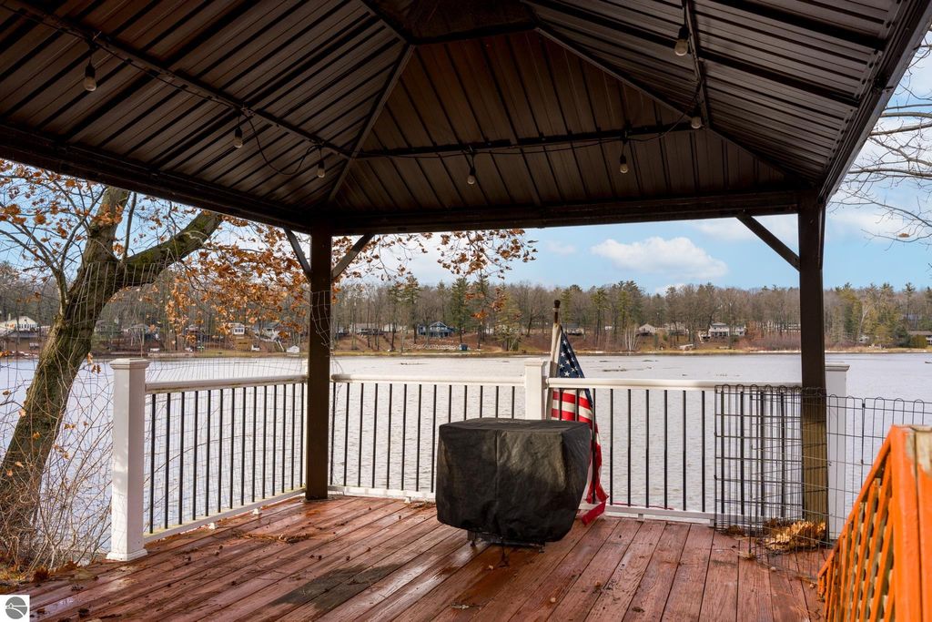 Image 8 of property listing at 11103 Birch Park Drive, Stanwood, MI 49346