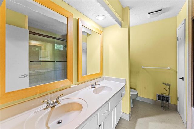 12836 Saint Andrews Drive, Kansas City, MO 64145