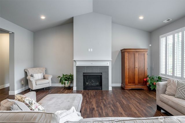 1502 12th Avenue SE, Puyallup, WA 98372