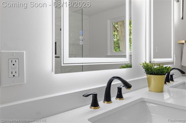 5805 Glen Eagles Drive, West Bloomfield, MI 48323