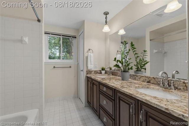 5805 Glen Eagles Drive, West Bloomfield, MI 48323