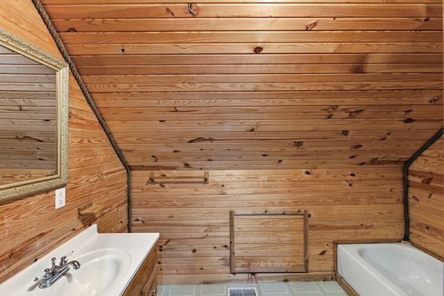 166 Outback Rd, Lobelville, TN 37097