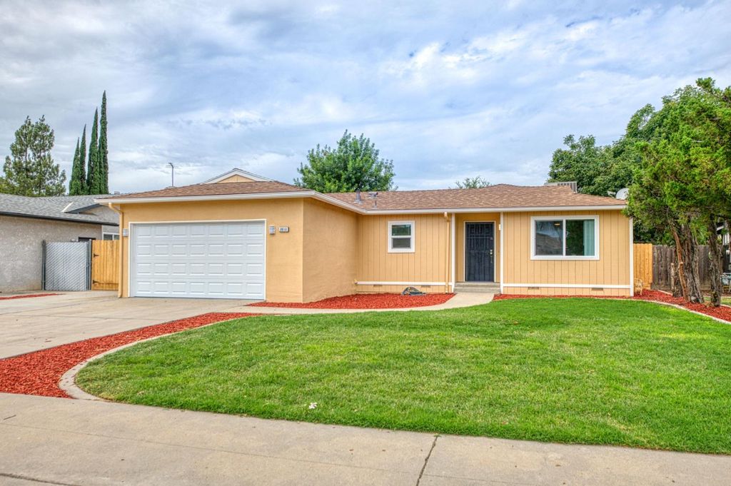 Image 1 of property listing at 2612 Purdue Avenue, Clovis, CA 93611