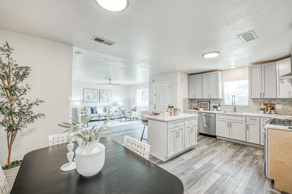 Image 14 of property listing at 2612 Purdue Avenue, Clovis, CA 93611